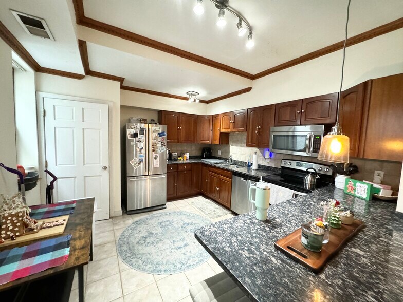 Primary Photo - 71 Gainsborough St