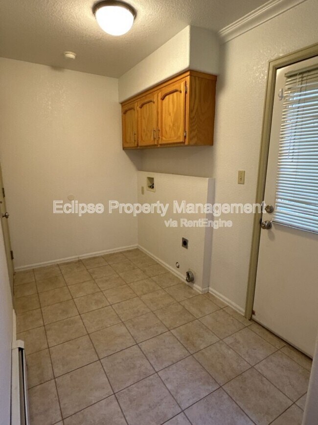 Building Photo - 637 Avalon Ct