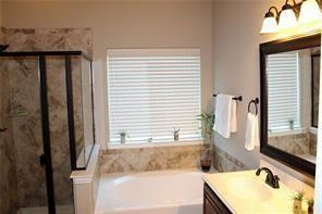 Building Photo - Great Location, available NOW!