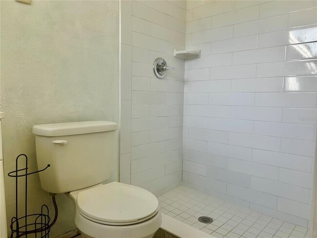 Building Photo - 410 NE 15th Ct