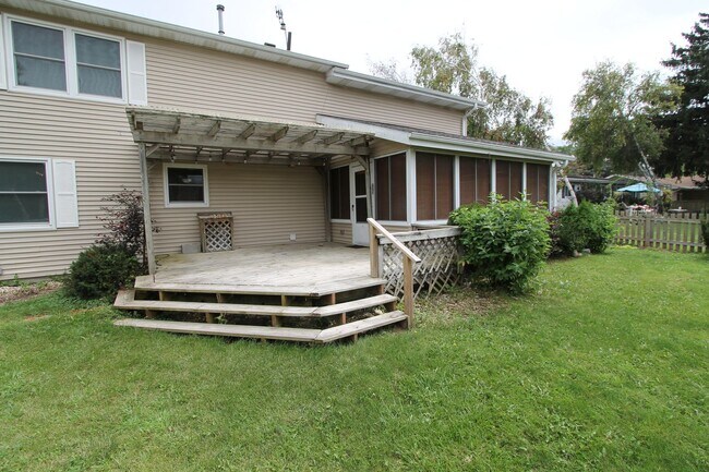 Building Photo - Beautiful 4 bedroom colonial in Lake Geneva