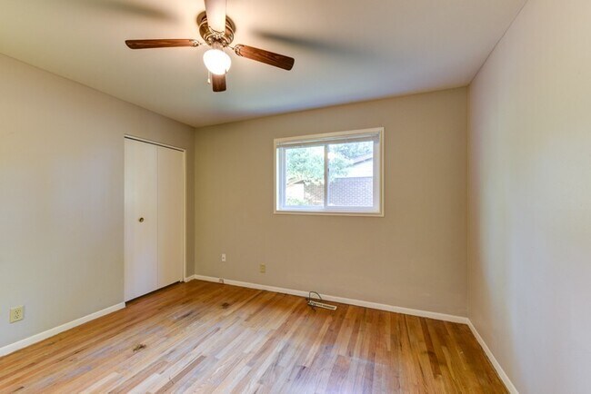 Building Photo - Beautiful and LARGE 4 bed 3 bath Home in D...