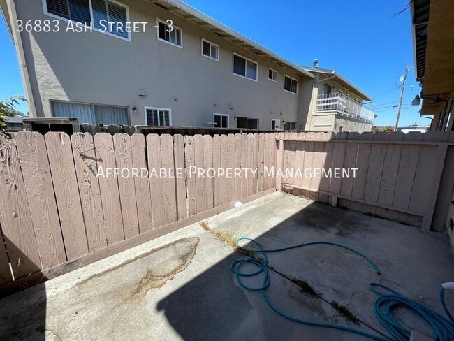 Building Photo - 36883 Ash St