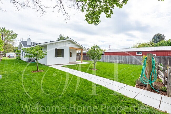 Building Photo - Country Living in Gorgeous 2 Bedroom Home Near Town