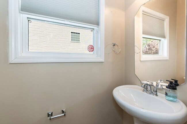 Building Photo - Beautiful 3-Bedroom Single Family Home wit...