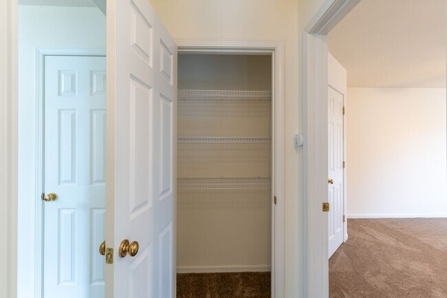 Building Photo - Huge 3 Bedroom, 2 Bath Town Home in SW Col...