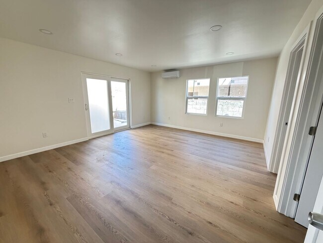 Building Photo - 2400 Del Mar Ave