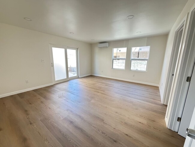 Building Photo - 2400DelM