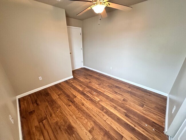 Building Photo - *"PRICE  REDUCED + MOVE-IN SPECIAL" 3 Bedroom 2 Bathroom with 2 Car Garage
