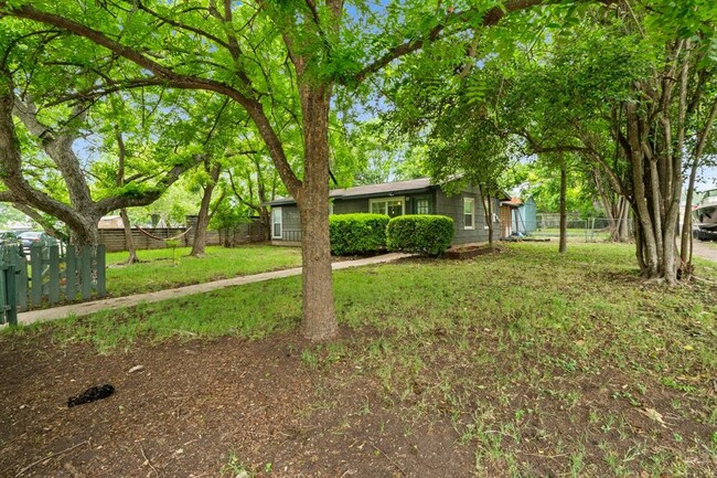 Building Photo - 3000 Fontana Dr
