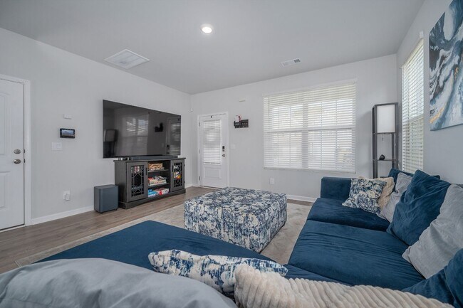 Building Photo - 447 Augustine Dr
