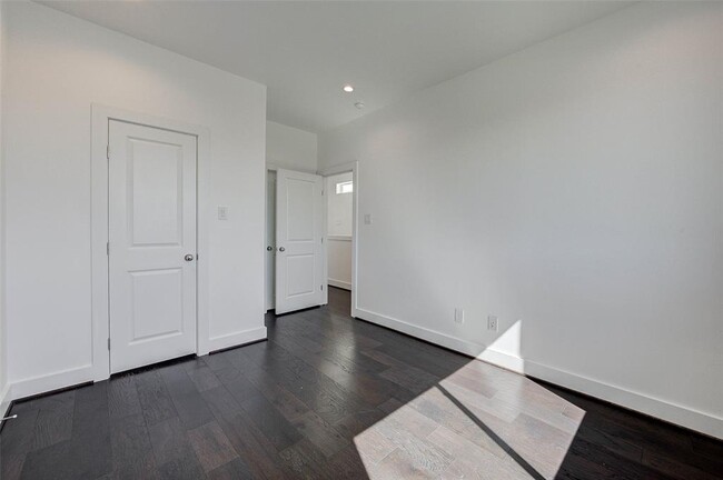 Building Photo - 5837 Dolores St