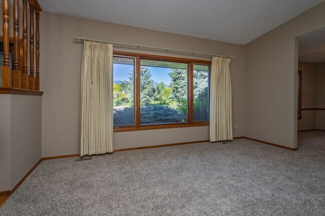Building Photo - Ranch Style Home Located inside Kissing Camels!