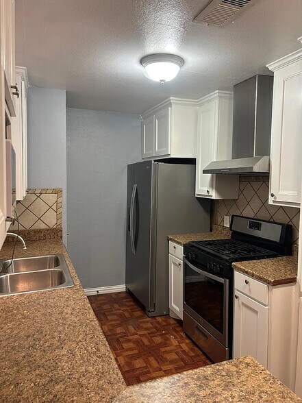 Building Photo - 6902 Colony Park Dr