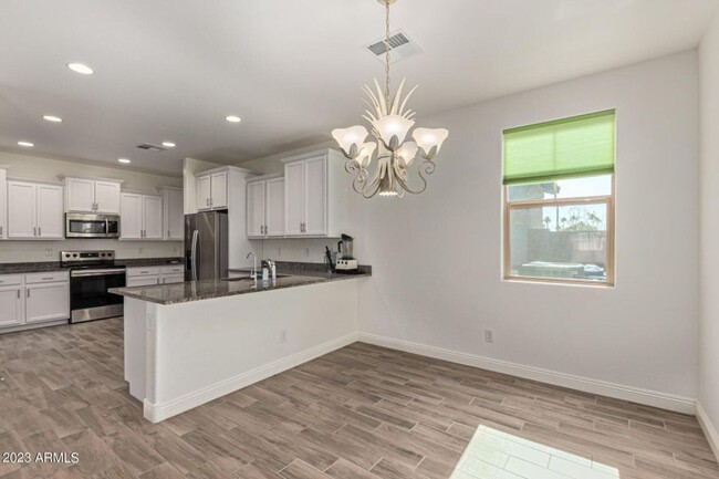 Building Photo - Gorgeous 4 bedroom, 3.5 bath w/2 car garag...