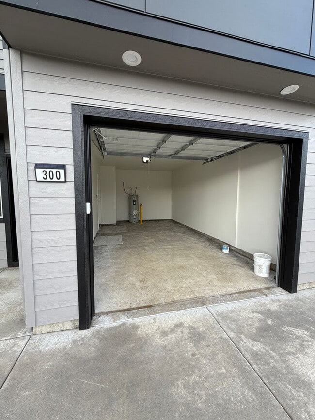 Building Photo - 300 Seven Oaks Ln