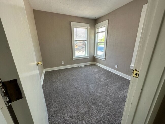 Building Photo - Three Bedroom / One Bathroom Townhome