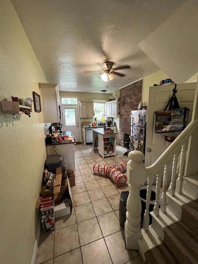 Building Photo - 1527 Saturn Way