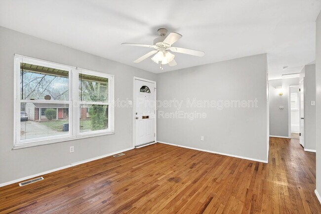 Building Photo - 10216 Royal Dr