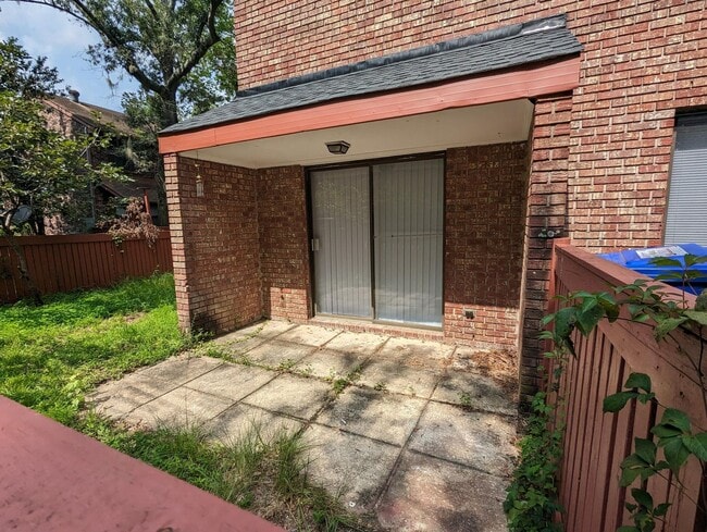 Building Photo - Private Fenced Yard + 3BR Townhome – Great Location!