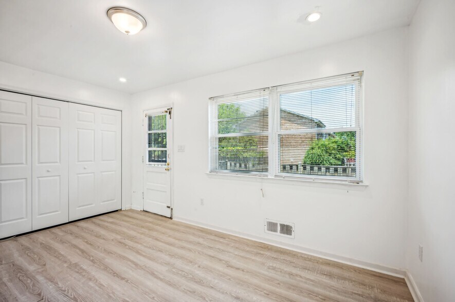 Building Photo - 3019 Sunset Ln