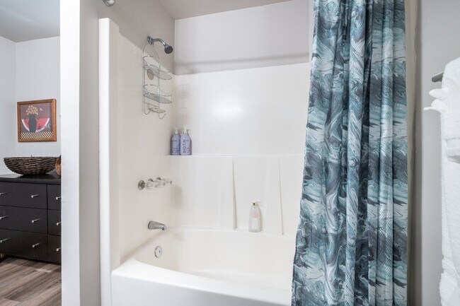 Building Photo - Westside 2BD Duplex
