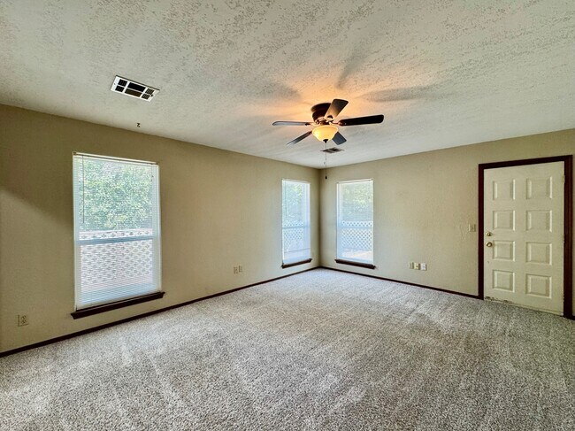 Building Photo - 428 Sundance Ln