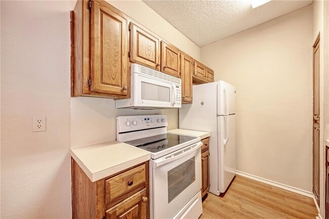 Building Photo - 914 W 26th St