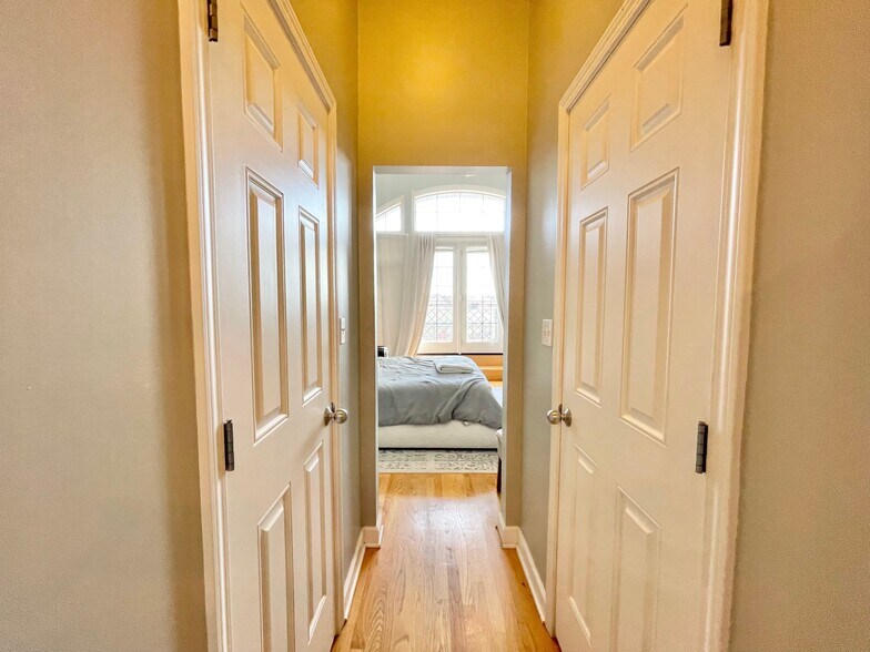 Building Photo - 2734 N Wolcott Ave