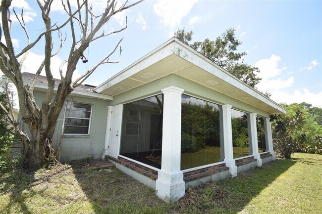 Building Photo - 1204 Honeytree Ln W