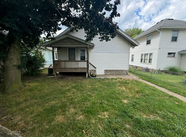 Building Photo - Large Augustana Rental Home