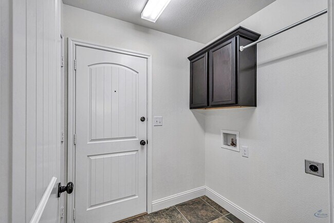 Building Photo - 410 E 97th St