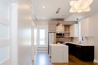 Building Photo - Luxury 1 Bed in Neighborhood Walk-Up Building