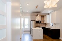 Building Photo - Luxury 1 Bed in Neighborhood Walk-Up Building
