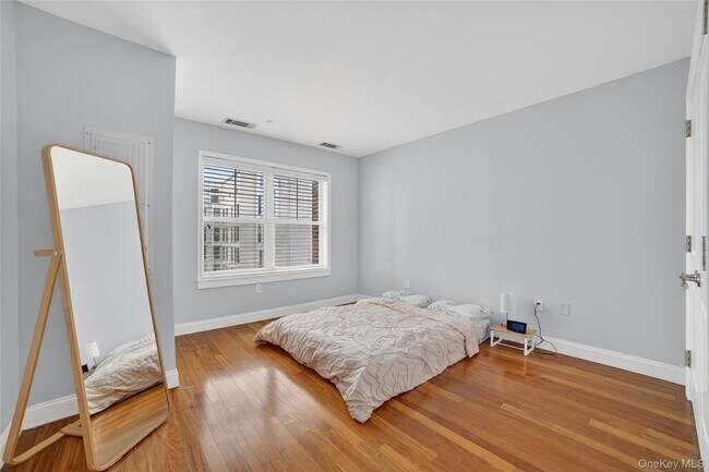 Building Photo - 543 Main St