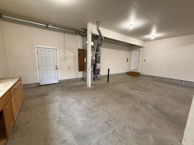 Building Photo - Stunning large 3 bedroom plus bonus rooms ...