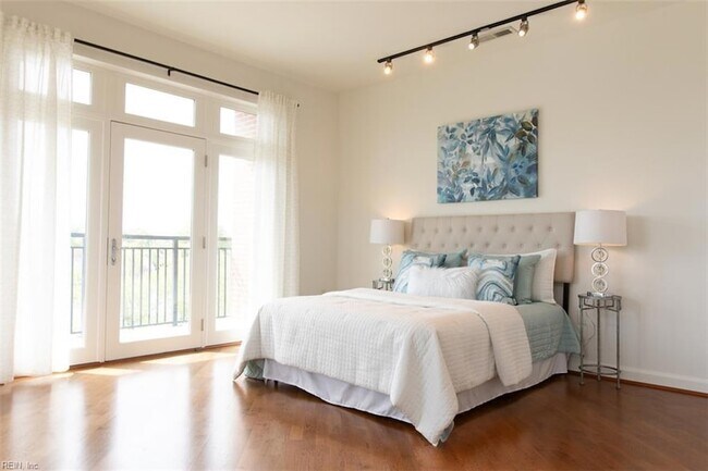 Building Photo - 670 Town Center Dr