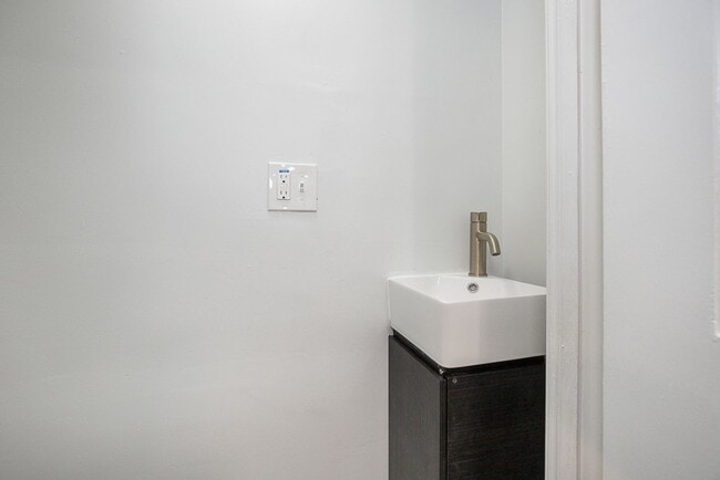 Building Photo - 3 Bed/1.5 Bath Single Family Home!