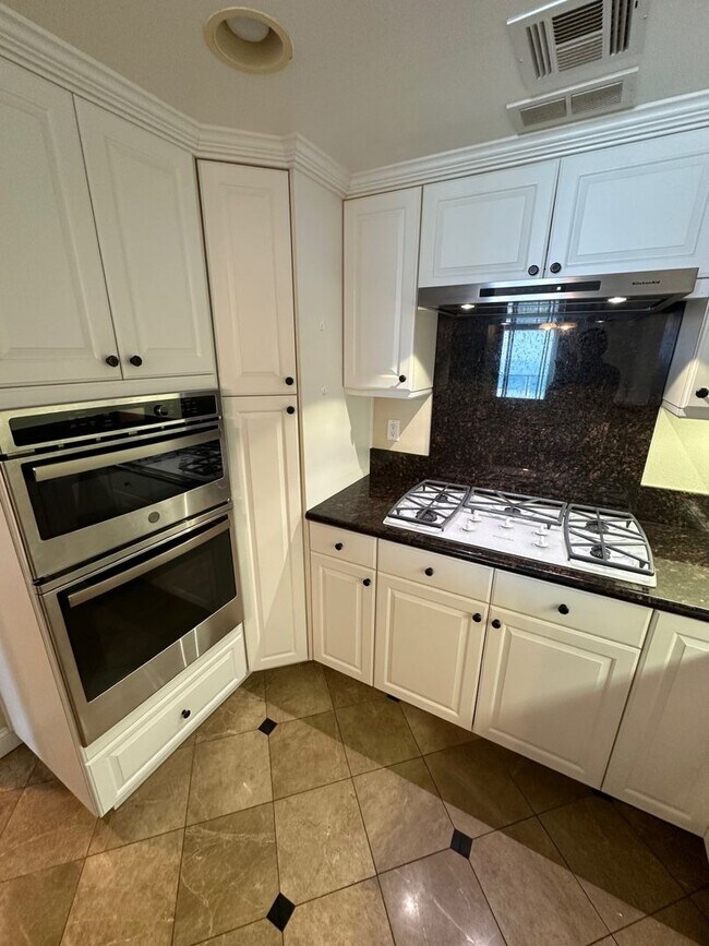 Building Photo - Beachfront Oasis - 3 bed 2 bath in Alamitos Beach with Parking