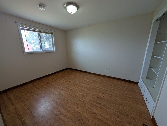 Building Photo - Light & bright 3 bedroom Orchards house