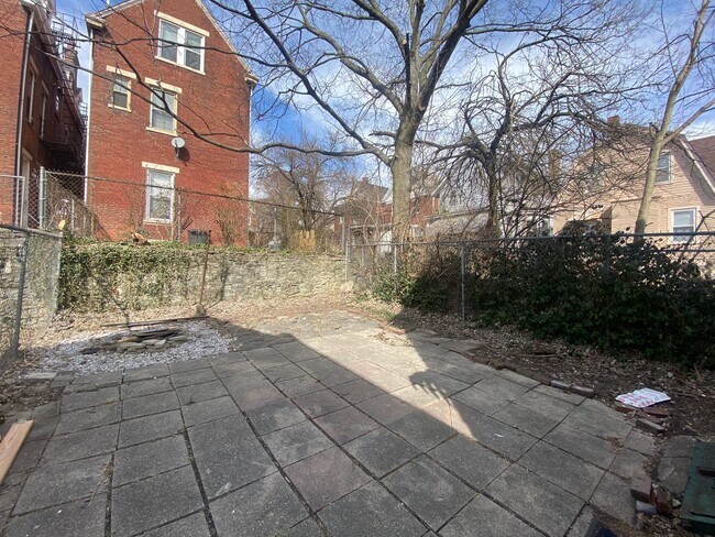 Building Photo - 156 Warner St