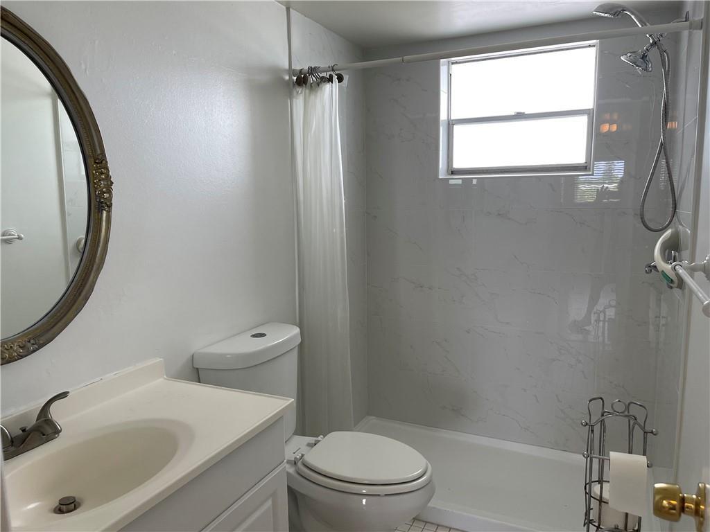 Building Photo - 950 Hillcrest Dr