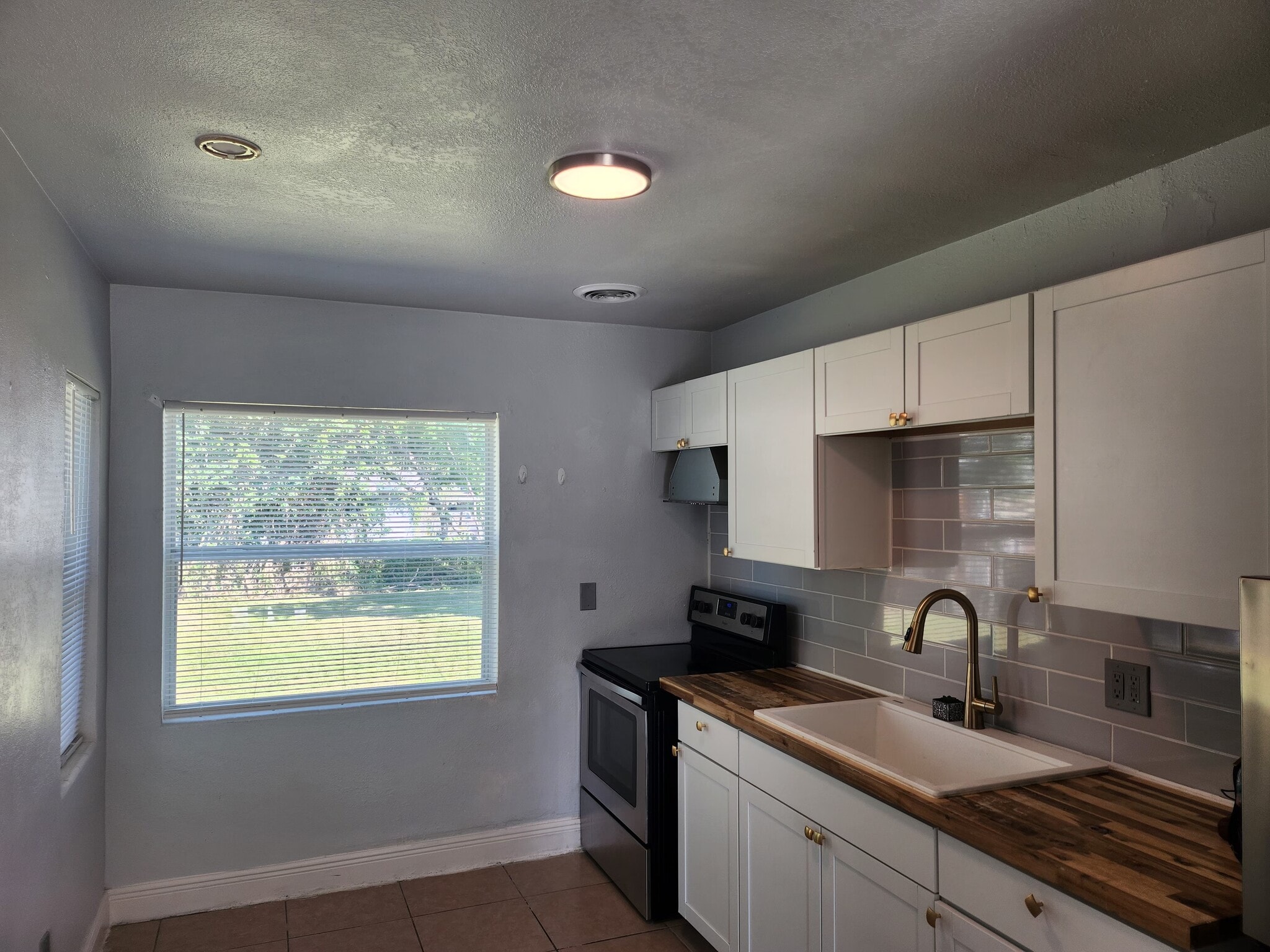 W - 1015 Woodland Ave