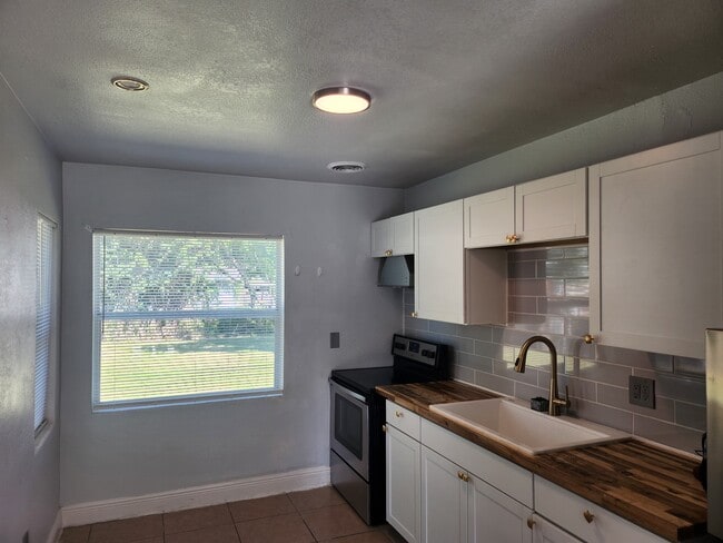 W - 1015 Woodland Ave