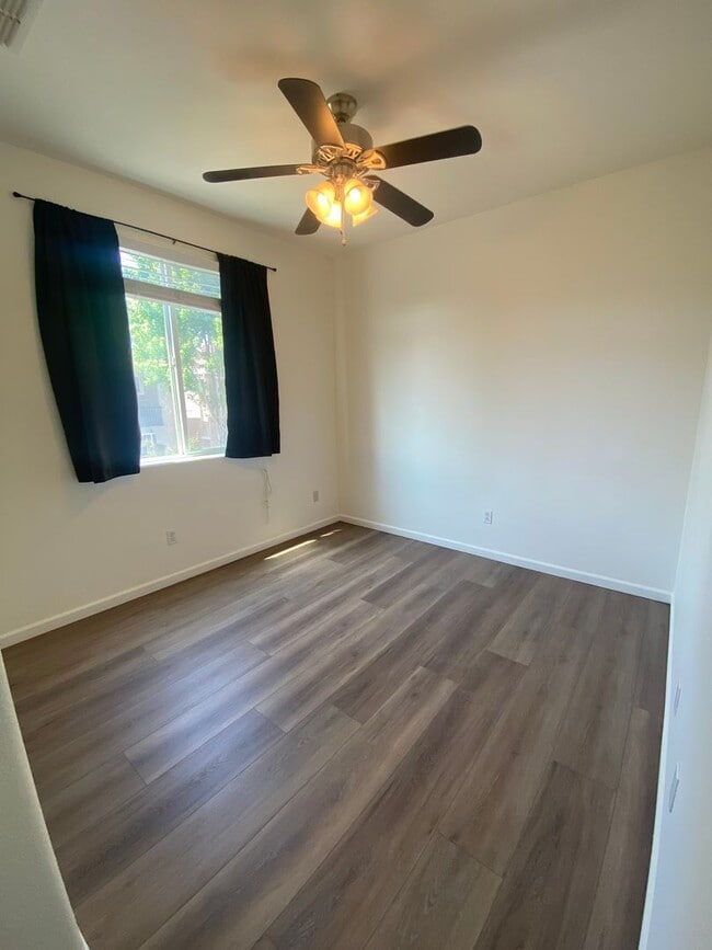 Building Photo - AVAILABLE NOW! Beautiful 3 bedroom 2 Bath ...