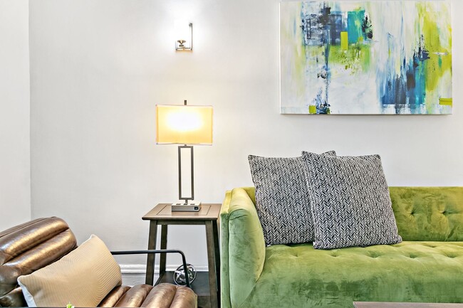 Building Photo - 635 W Roscoe St