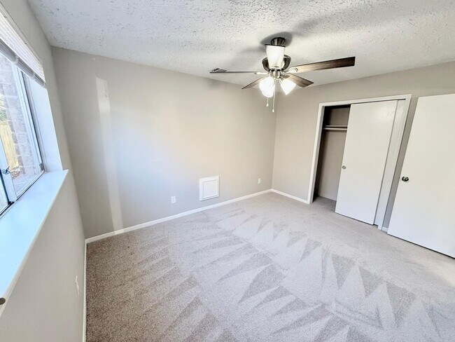 Building Photo - 1315 Tiny Tree Dr