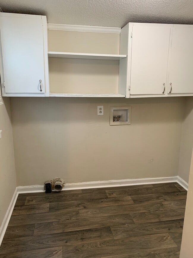 Building Photo - COMING SOON!  2 Bedroom house with LARGE yard!