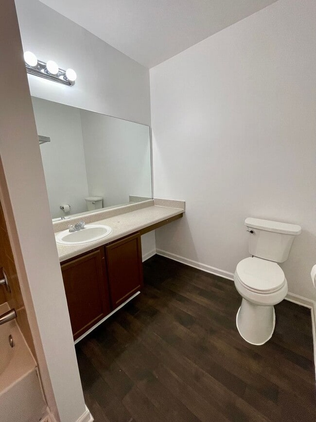 Building Photo - Newly Renovated 3 Bedroom Condo at a GREAT Price!