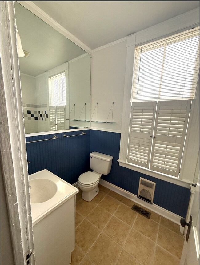 Building Photo - 2 bed/ 2 bath downtown home!